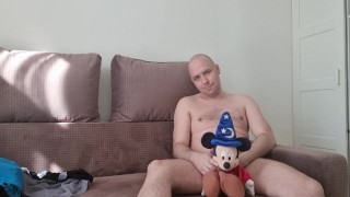 Striptease met fluffy speeltje, cumshot en een beetje sperma proeven
