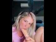 Loira  fantasiada de coelhinha brinca com brinquedinho