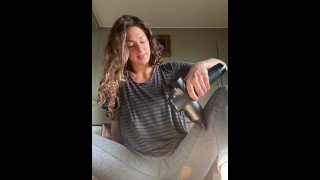 Brunette masturbeert per ongeluk poesje met massagepistool op TikTok live