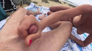 ДЕВУШКА-НУДИСТКА мастурбирует и дрочит незнакомцу на пляже, вуайерист незаметно наблюдает за ними