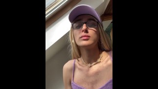 Winzige blonde Teenager-Transmädchen wichst