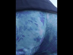 散歩中に屁をこく日本人女性。