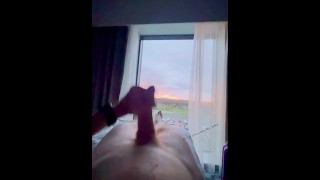 Masturbando frente a la ventana del gran hotel. Hope alguien me ve ;) video completo para correrse pronto