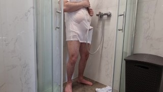 Un cavedano gay che fa la doccia con vestiti bianchi trasparenti
