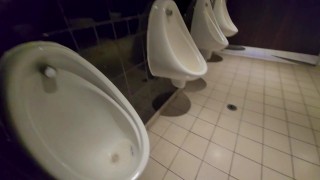 Longue pisse dans l’urinoir des hommes