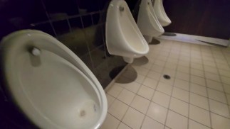 Длинный писсуар в мужском писсуаре