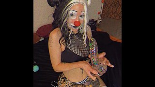 Goth clown meisje streelt confetti dildo