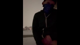 Bustin una nuez en la nieve como un verdadero canadiense!