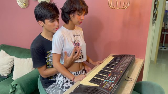 porn video thumbnail for: Ayudo a mi pequeña hermanastra con sus clases de musica y termino follandola duro hasta venirme.