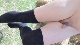 Фембой гуляет голышом во время поездки