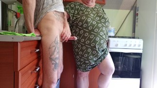 Женские руки делают мой член твердым и заставляют его кончить