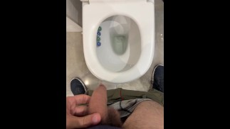 在公共浴池里疯狂撒尿