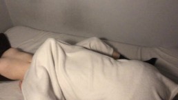 她的继妹如此热情地吃了那只猫