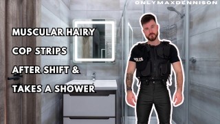 Il muscoloso poliziotto peloso si spoglia dopo il turno e fa la doccia