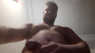 Um russo masturba um pau e goza na sua cara de cima
