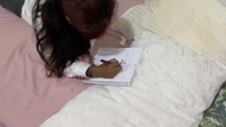 Mijn stiefzus maakte het huiswerk en ze werd geil met mijn pik