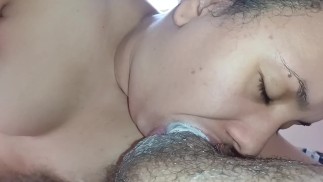 在坚硬的鸡巴上深深地喉咙，她用拳头打它，直到她贪婪的小嘴里有牛奶