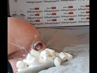 Anal Twink 插入 24+ 大棉花糖在他的屁股上，直到奶油般的巨大肛交脱垂。