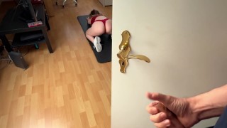DICKFLASH ve STUDENTS APARTMENT: sexy studentka vidí můj tvrdý penis a nemůže odolat