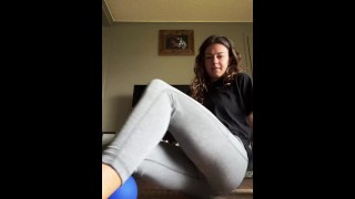 Hot brunette doet geheime joi tijdens TikTok Live en komt klaar!