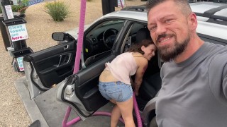 Chica en el lavado de autos le hace una mamada a Jamie Stone