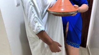 摩洛哥性爱，小吃店给我带来了塔吉锅，我进酒吧享受火辣的阿拉伯性爱