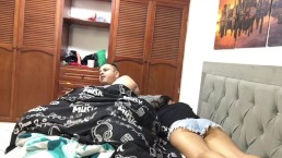 我钻进我姐夫的床单，他在我朋友旁边操我