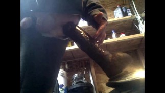 Частное видео езды на большой черной игрушке к мячам на велосипедном крыле в сарае