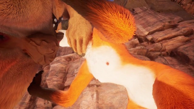 Милая рыжая мохнатая лиса глотает фаллоимитатор лошади