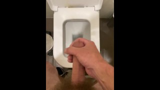 Vacances européennes partie 4. Quatrième masturbation des toilettes publiques dans le hall de l’hôtel. Orgasme de l’Algarve.