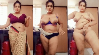 Desi Indian Step Mom Strip provocando seu enteado na cozinha e ele a fodeu