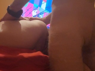 Милфа вешает свою большую задницу на кровать для длинного члена