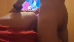 Milf pendura sua bunda grande da cama por um pau longo