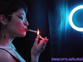 Provando com Você Meus Cigarros Frescos do Espírito Americano (vista Lateral) | Fumando Astrid