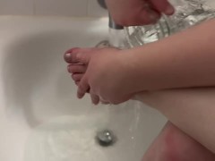 WATCH ME SCRUB MY TINY FEET