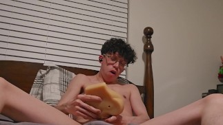 Девственница пытается трахнуть секс-игрушку (Неудача)