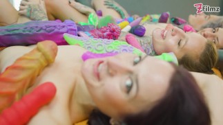 クレイジーカラフルなおもちゃ乱交の4つの代替かわいいレズビアンはお互いの女とお尻をクソ