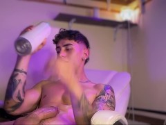 Chico de 18 🙈años es grabado mientras se masturba y se corre encima de abdomen
