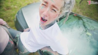 Ruvida scopata anale e una sborrata per un autolavaggio caldo con una donna tatuata - Avventura all'aperto birichina