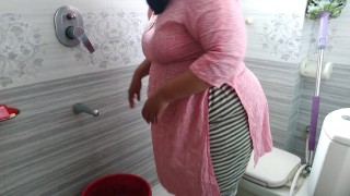 خادمة سعودية تغسل الملابس في الحمام عندما يأتي رئيسها ويمارس الجنس معها - Saudi Maid In Bathroom Sex