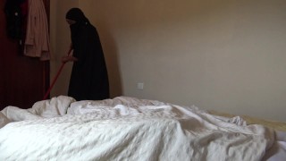 Cette femme musulmane est choquée !! Je sors ma grosse bite noire pour ma femme de chambre arabe.