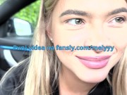 Melanie Francetic Pusi Kurac u Autu Dok Ljudi Prolaze i Gledaju ...