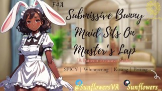 F4A [SPICY] Femme de ménage soumise Bunny s’assoit sur le tour du maître
