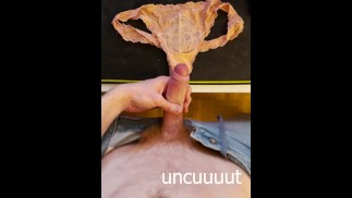 Dicke Spermaladung im rosa Tanga des Mitbewohners