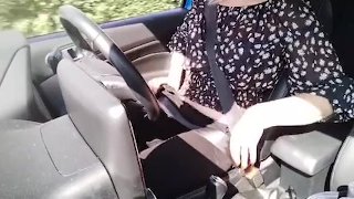 Ragazza si masturba in macchina in pubblico