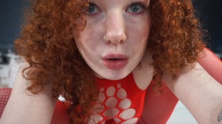18-jarige tienermeid met rood haar, squirt over het hele bed tijdens orgasme