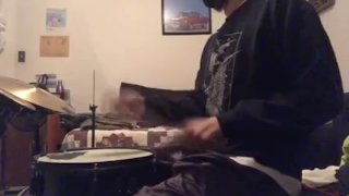 pais gemendo na outra sala enquanto estou tocando bateria 2