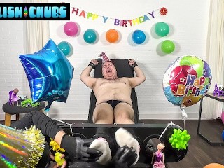 Chubby Matt Recebe Cócegas Nos Pés Como Presente De Aniversário
