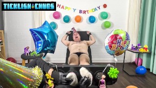 Chubby Matt reçoit des pieds chatouiller comme cadeau d’anniversaire