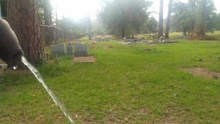 Bbc mijando em cemitério público!!